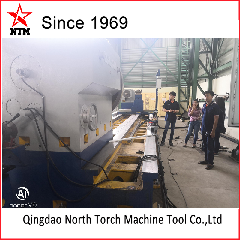 我司工程師成功完成我司生產(chǎn)的重型機(jī)械臥式車床CG61200*8000/40T 的安裝，調(diào)試與培訓(xùn)